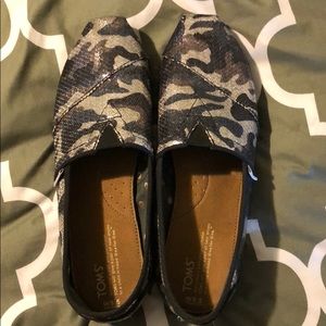 Blue grey camo glitter toms